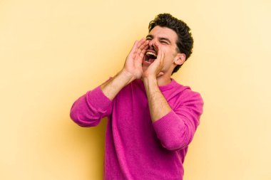 Sarı arka planda izole edilmiş beyaz bir adam heyecanlı bir şekilde bağırıyor..