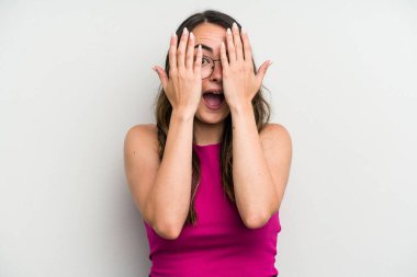 Beyaz arka planda izole edilmiş beyaz bir kadın yüzünün yarısını palmiye ile örterek eğleniyor..