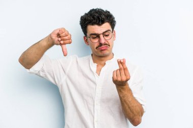 Kafkasyalı genç adam mavi arka planda izole edilmiş..