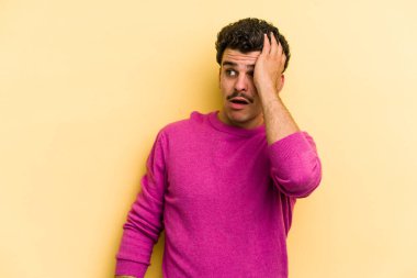 Sarı arka planda izole genç beyaz adam şok oldu, o önemli bir toplantı hatırladı.