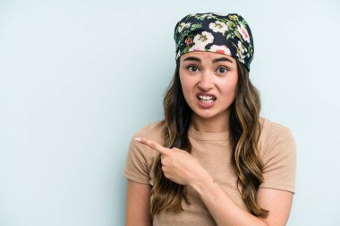 Mavi arka planda izole edilmiş genç beyaz kadın...