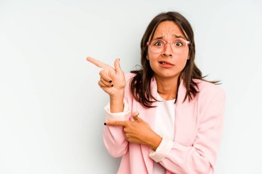 Mavi arka planda izole edilmiş genç İspanyol kadın baş parmağını aşağı gösteriyor, hayal kırıklığı konsepti.