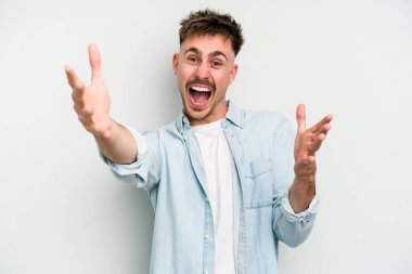 Beyaz arka planda izole edilmiş genç beyaz adam kameraya sarıldığı için kendinden emin hissediyor..