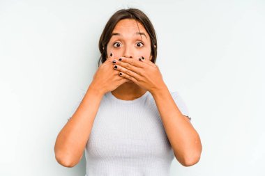 Genç İspanyol kadın mavi arka planda izole edilmiş düşünüyor, bakıyor, yansıtıyor, düşünüyor, hayal kuruyor..