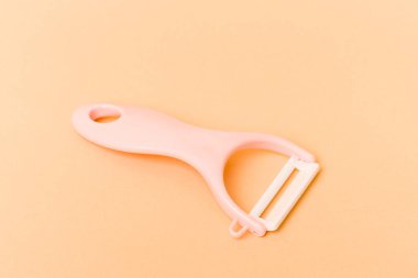 Pembe soyucu bej arkaplanda izole edildi