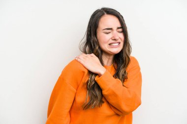 Beyaz arka planda izole edilmiş, omuz ağrısı olan beyaz bir kadın..