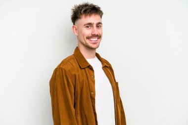 Beyaz arka planda izole edilmiş beyaz bir adam. Kendine güveniyor. Kalçaları tutuyor..