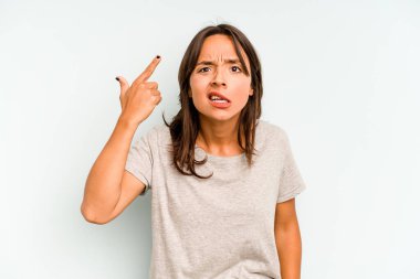 Genç İspanyol kadın mavi arka planda izole edilmiş kaygısız ve heyecanlı tezahüratlar yapıyor. Zafer konsepti.