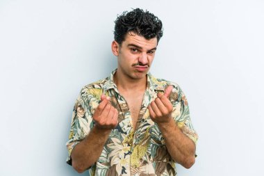 Kafkasyalı genç adam mavi arka planda izole edilmiş..