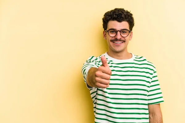 Jovem Caucasiano Isolado Fundo Amarelo Sorrindo Levantando Polegar — Fotografia de Stock