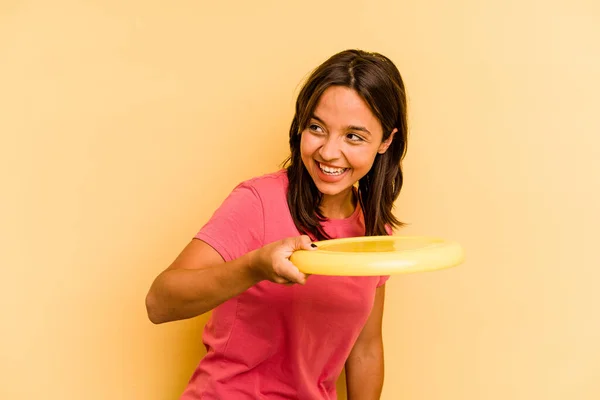 Young Caucasian Woman Holding Frisbee Isolated Yellow Background — Zdjęcie stockowe