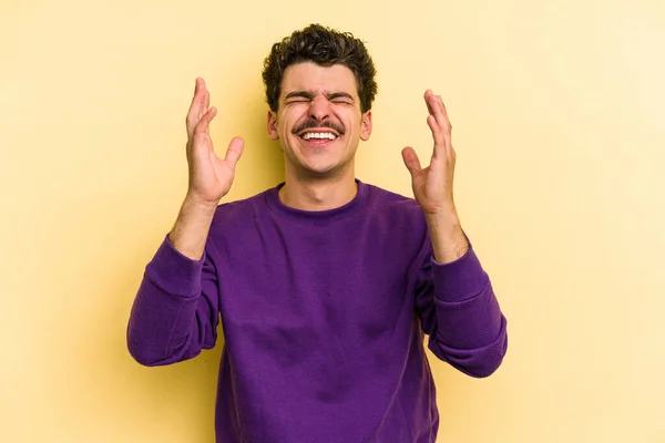 Joven Hombre Caucásico Aislado Sobre Fondo Amarillo Alegre Riendo Mucho —  Fotos de Stock