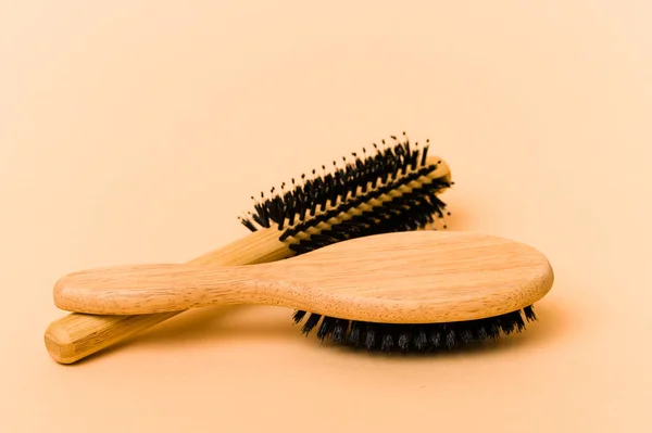 Dos Tipos Cepillo Aislado Sobre Fondo Beige — Foto de Stock