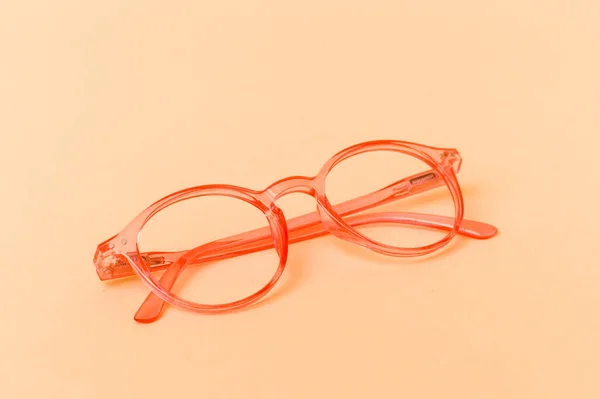 Różowe Przezroczyste Okulary Beżowym Tle — Zdjęcie stockowe