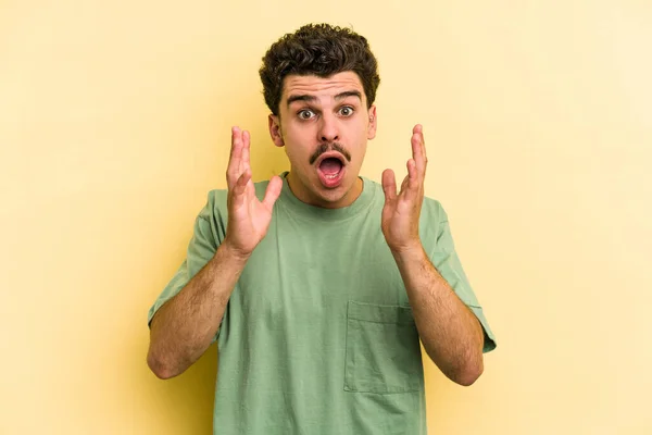 Young Caucasian Man Isolated Yellow Background Surprised Shocked — Stock Photo, Image