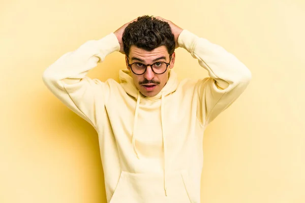 Jonge Blanke Man Geïsoleerd Gele Achtergrond Schreeuwen Zeer Opgewonden Gepassioneerd — Stockfoto