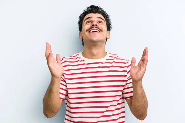 Jonge Blanke Man Geïsoleerd Blauwe Achtergrond Lacht Luid Houden Hand — Stockfoto