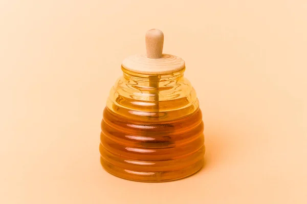 Glas Honig Isoliert Auf Beigem Hintergrund — Stockfoto