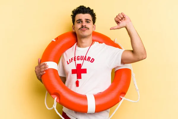 Young Caucasian Lifeguard Man Isolated Yellow Background Feels Proud Self — ストック写真