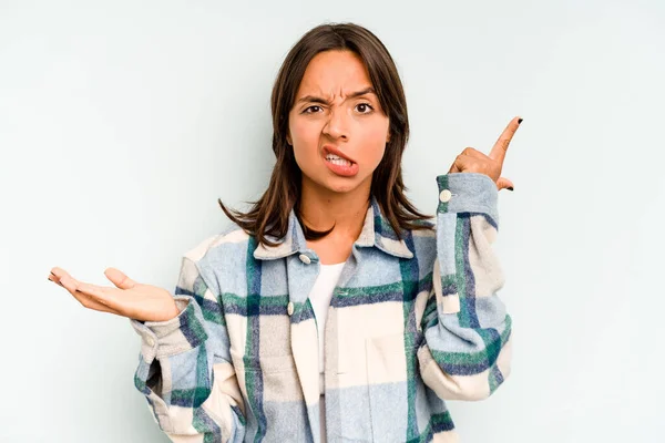 Jonge Hispanic Vrouw Geïsoleerd Blauwe Achtergrond Bedekking Oren Met Handen — Stockfoto