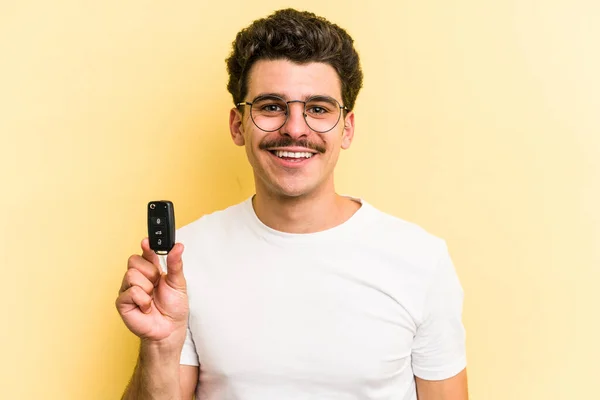 Young Caucasian Man Holding Car Keys Isolated Yellow Background Happy — Foto Stock