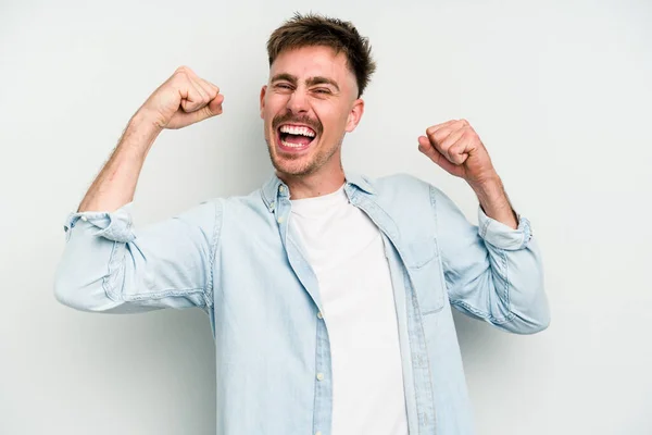 Jonge Blanke Man Geïsoleerd Witte Achtergrond Juichen Zorgeloos Opgewonden Overwinningsconcept — Stockfoto