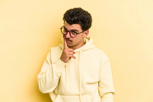 Young Caucasian Man Isolated Yellow Background Contemplating Planning Strategy Thinking — Stock Photo, Image