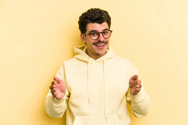 Jonge Blanke Man Geïsoleerd Gele Achtergrond Met Iets Met Beide — Stockfoto