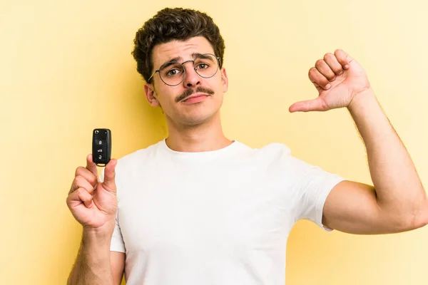 Young Caucasian Man Holding Car Keys Isolated Yellow Background Feels — Stock Fotó