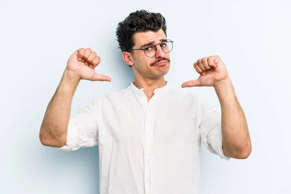 Joven Hombre Caucásico Aislado Sobre Fondo Azul Siente Orgulloso Seguro —  Fotos de Stock