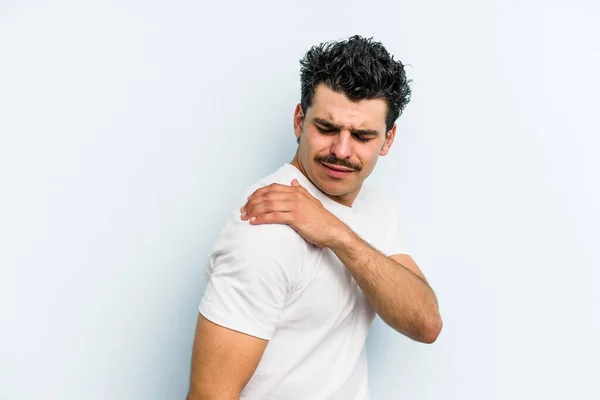 青い背景に肩の痛みがある若い白人男性 — ストック写真