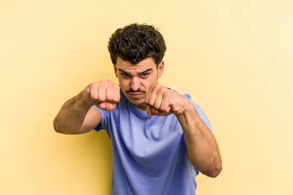 Jonge Blanke Man Geïsoleerd Gele Achtergrond Gooien Een Stoot Woede — Stockfoto