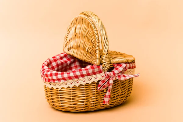 Picnic Basket Isolated Beige Background — Stock Photo, Image