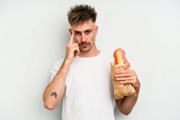 Beyaz Arka Planda Izole Edilmiş Bir Sandviç Tutan Genç Beyaz — Stok fotoğraf
