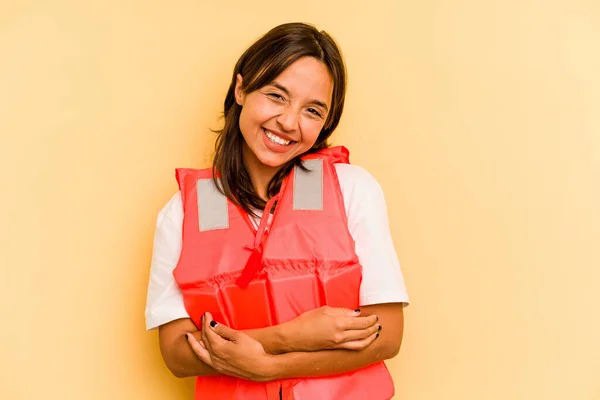 Ung Latinamerikansk Kvinna Håller Flytväst Isolerad Gul Bakgrund Skrattar Och — Stockfoto