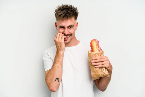Jeune Homme Caucasien Tenant Sandwich Isolé Sur Fond Blanc Les — Photo