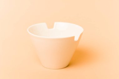 Beyaz başlıklar bej arka planda izole edilmiş.