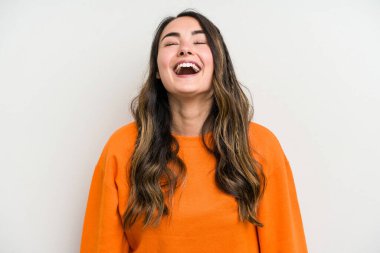 Beyaz arka planda izole edilmiş genç beyaz kadın rahat ve mutlu bir şekilde gülüyor, boynunda dişlerini gösteriyor..