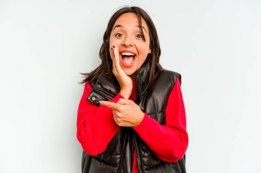 Mavi arka planda izole edilmiş genç İspanyol kadın selamlaşmak için kameraya elini uzatıyor..