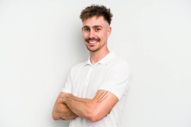 Beyaz arka planda izole edilmiş genç beyaz adam mutlu, güler yüzlü ve neşeli..