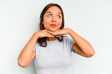 Mavi arka planda izole edilmiş genç İspanyol kadın işaret parmağıyla bir fotokopi alanını işaret ederek şok oldu..
