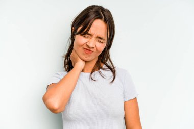 Genç İspanyol kadın mavi arka planda izole edilmiş şans dilemek için şans diliyor.