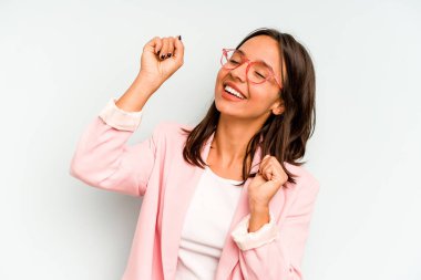 Mavi arka planda izole edilmiş genç İspanyol kadın. Önü işaret eden neşeli gülümsemeler..