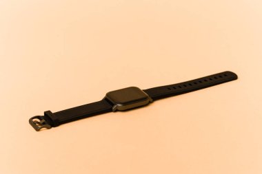 Siyah spor saati bej arka planda izole edildi