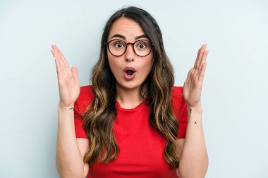 Kafkasyalı genç bir kadın mavi arka planda izole edilmiş. Bir fikri var, ilham verici bir kavram..