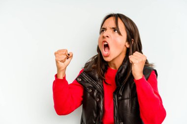 Genç İspanyol kadın mavi arka planda izole edilmiş kaygısız ve heyecanlı tezahüratlar yapıyor. Zafer konsepti.