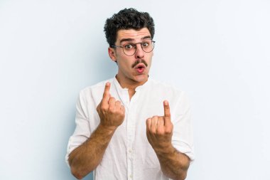 Mavi arka planda izole edilmiş beyaz bir adam ağzı açık bir şekilde üst tarafı işaret ediyor..