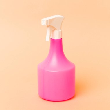 Bej arkaplanda izole edilmiş pembe sprey.