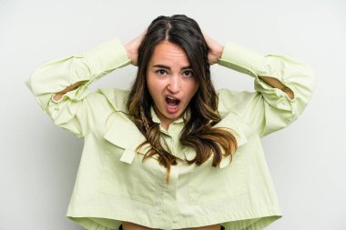 Beyaz arka planda izole edilmiş genç beyaz bir kadın çığlık atıyor, çok heyecanlı, tutkulu, bir şeyden memnun..