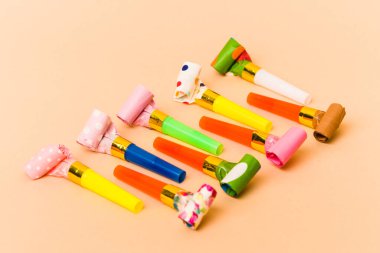 Bej arkaplanda izole edilmiş renkli ses çıkarıcı grubu